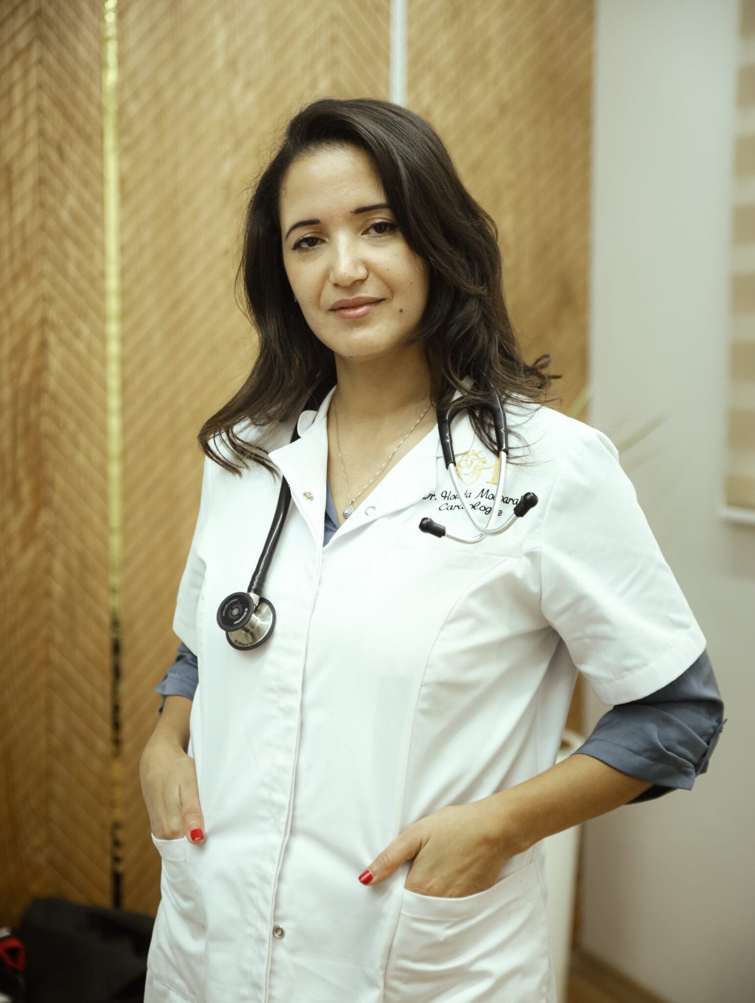 Dr. Houda Moubaraki, cardiologue à Salé, en blouse blanche avec un stéthoscope.