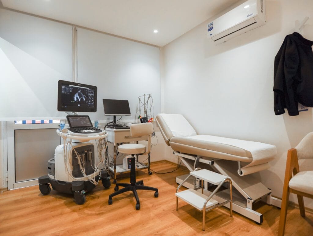 Salle d'examen du Cabinet du Dr. Houda Moubaraki à Salé, équipée pour des soins cardiologiques.