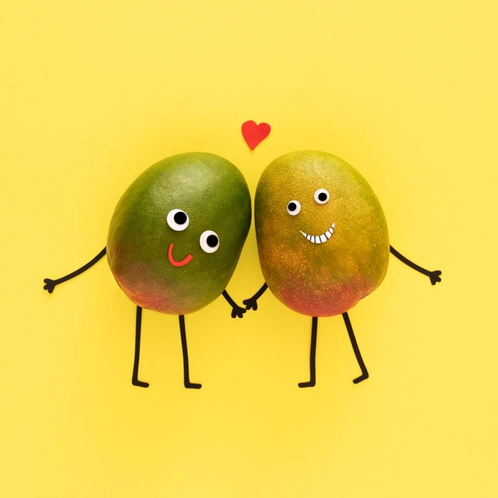 Deux pommes fraîches avec un cœur rouge entre elles